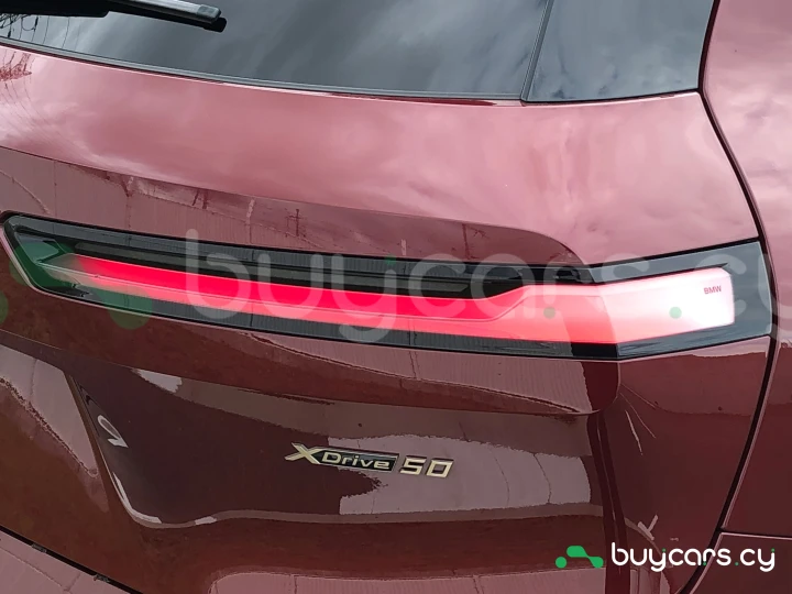 BMW iX Красный