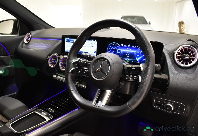 Mercedes EQA Black