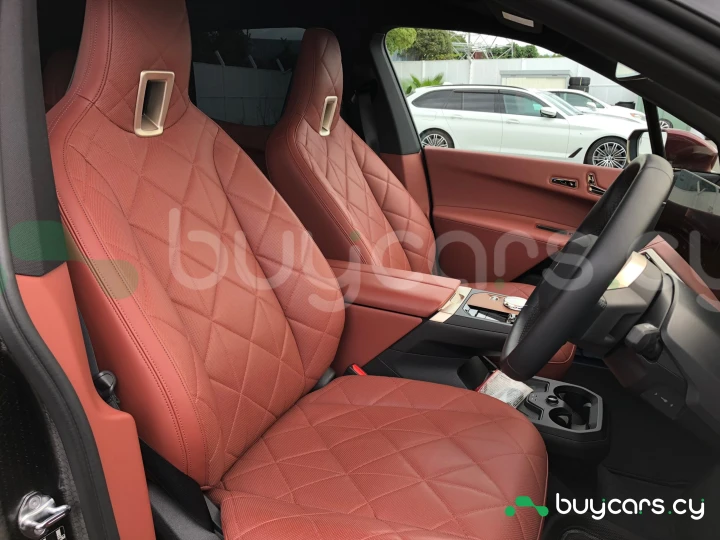BMW iX Красный