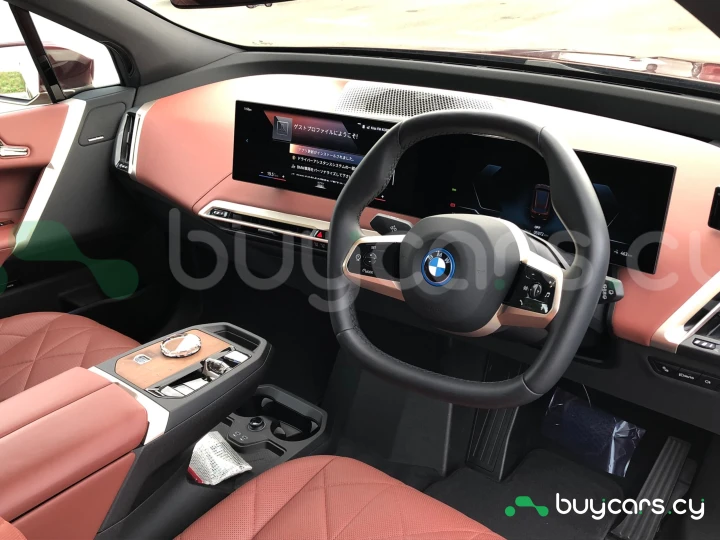 BMW iX Красный