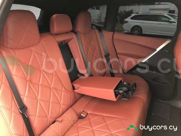 BMW iX Красный