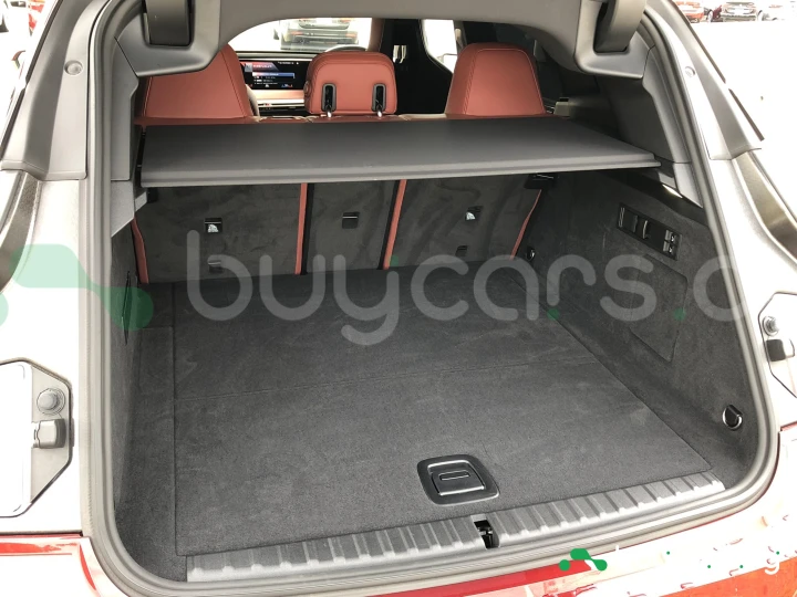 BMW iX Красный