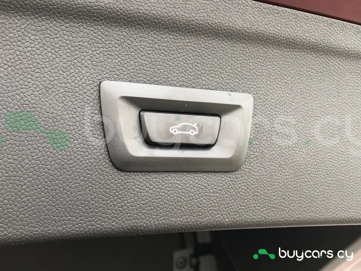 BMW iX Красный