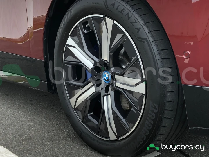 BMW iX Красный