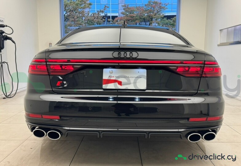 Audi S8 Black