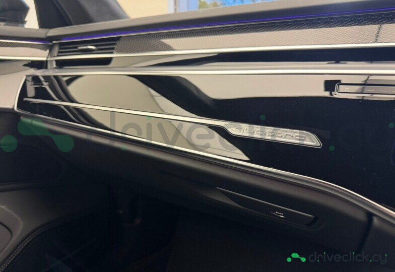 Audi S8 Black
