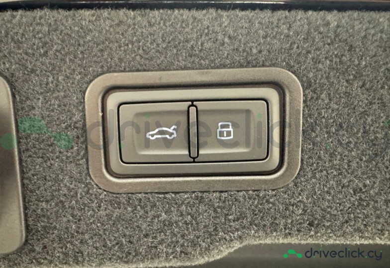 Audi S8 Black