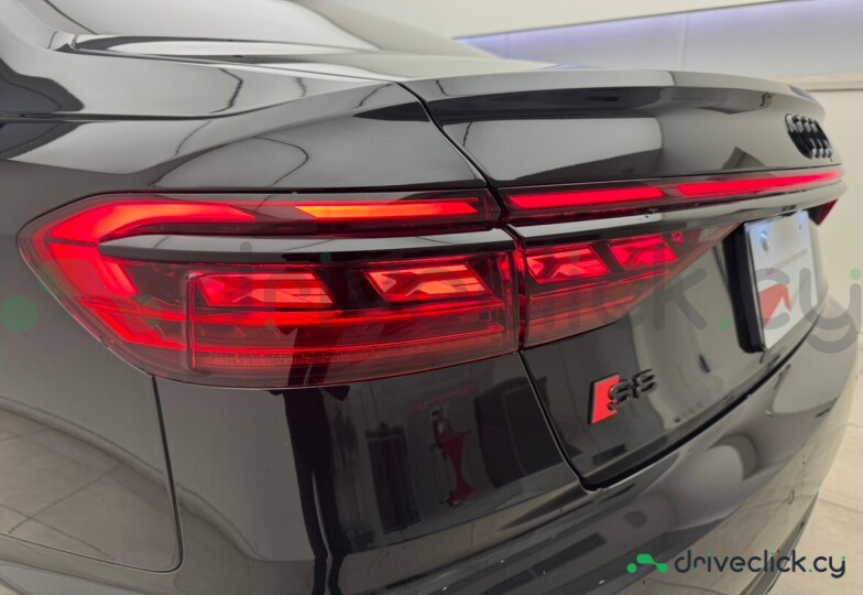 Audi S8 Black
