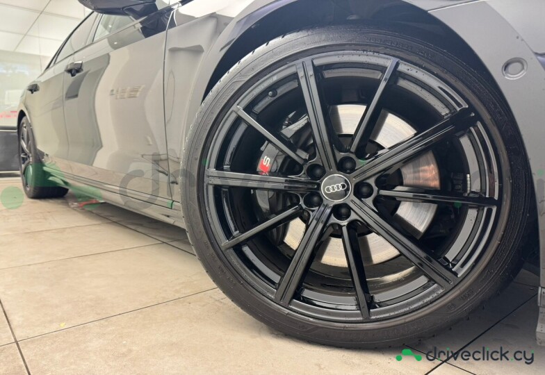 Audi S8 Black