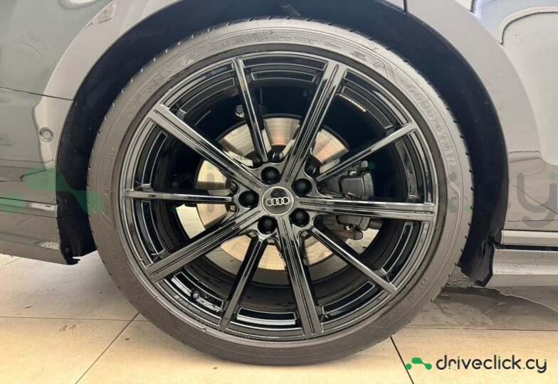 Audi S8 Black