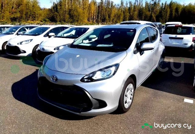 Toyota Aqua Серый