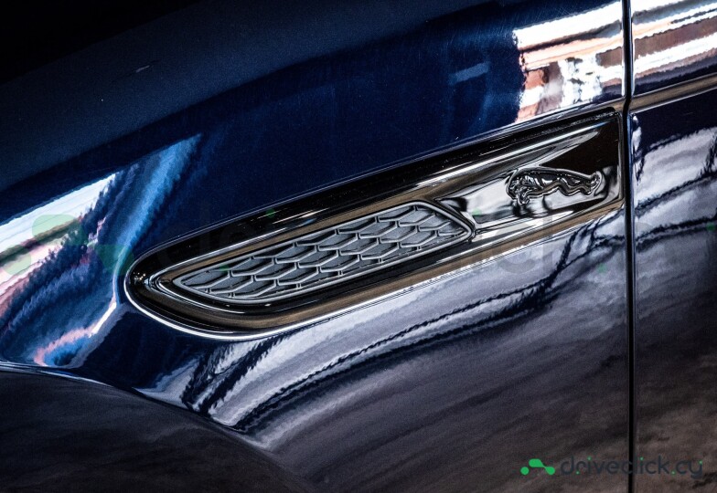 Jaguar F-Pace Синий