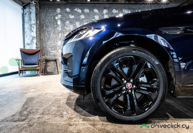 Jaguar F-Pace Синий