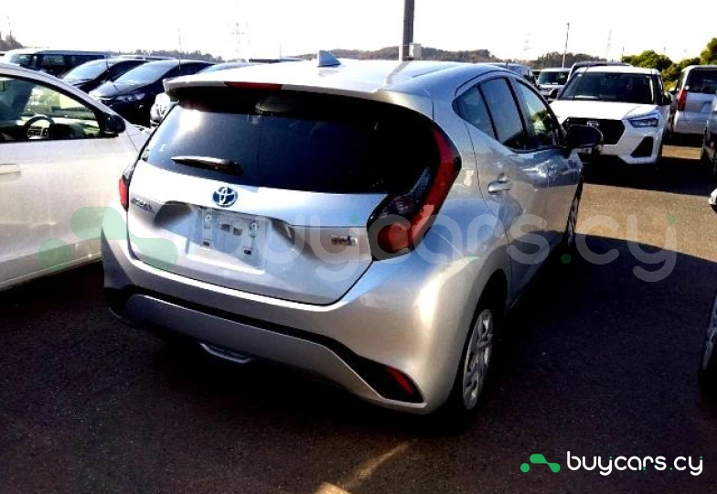 Toyota Aqua Серый