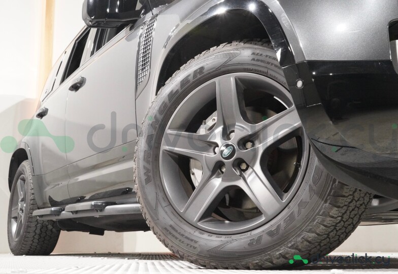 Land Rover Defender Black
