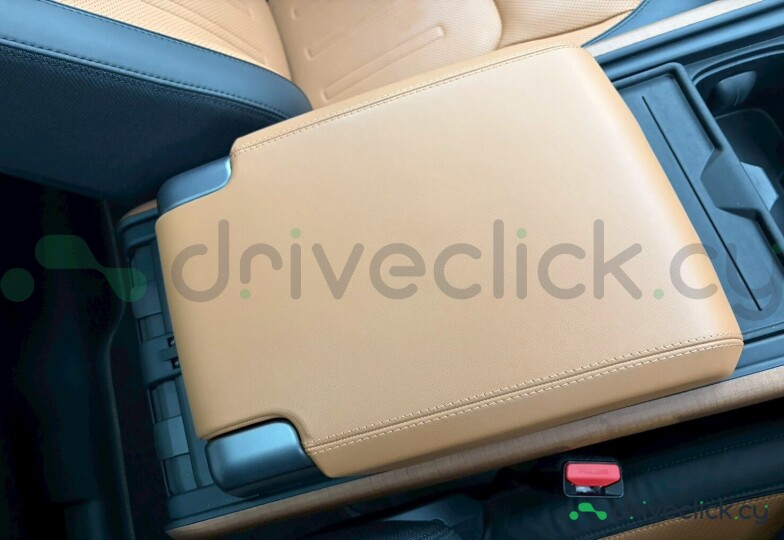 Land Rover Defender Black