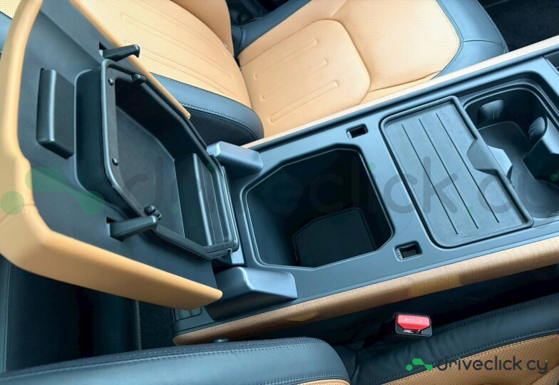 Land Rover Defender Black