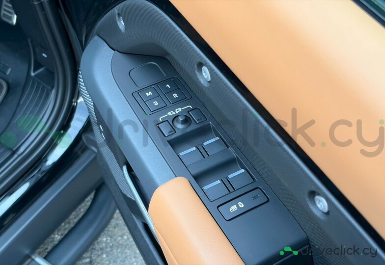Land Rover Defender Black