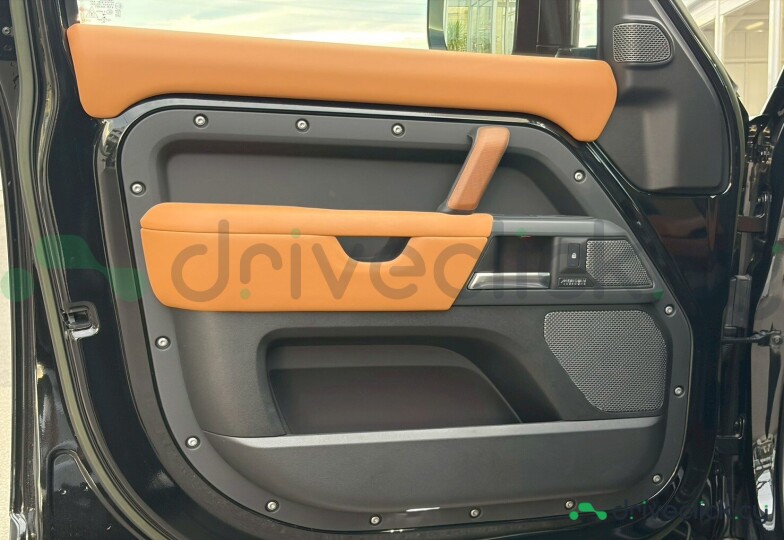 Land Rover Defender Black