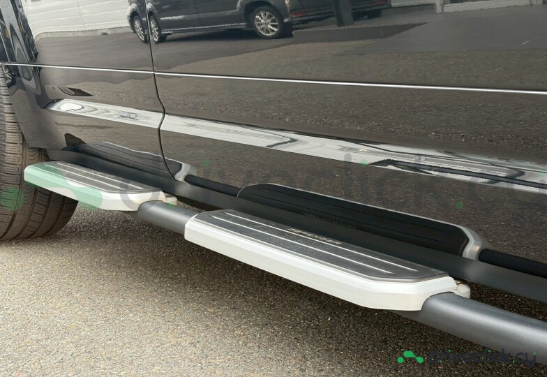 Land Rover Defender Black