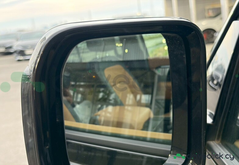 Land Rover Defender Black
