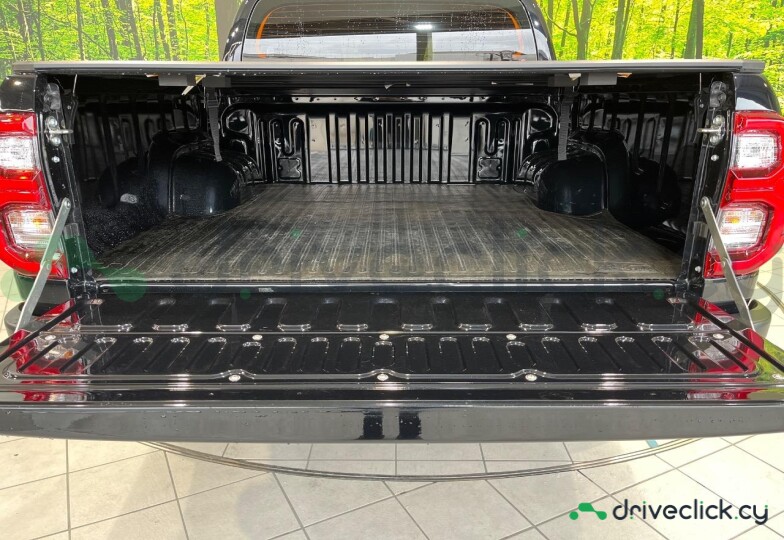 Toyota Hilux Black
