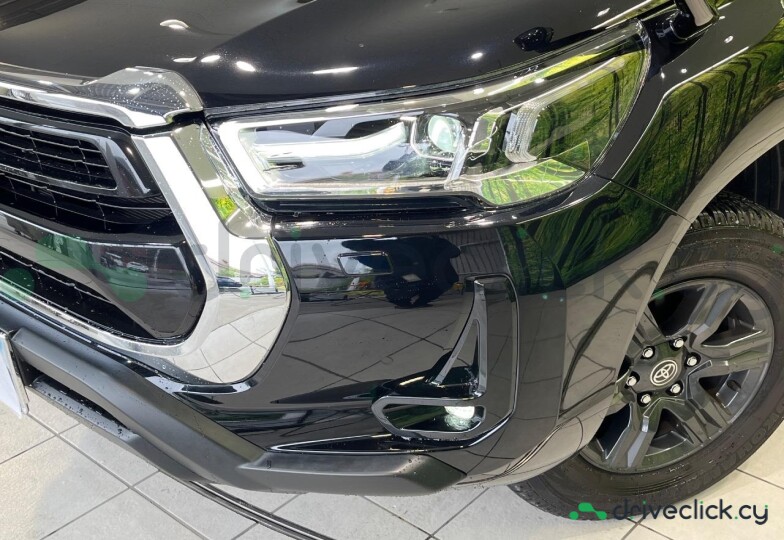 Toyota Hilux Black