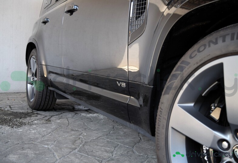 Land Rover Defender Black