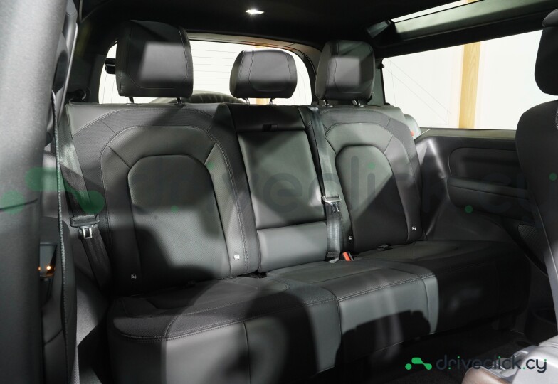 Land Rover Defender Black