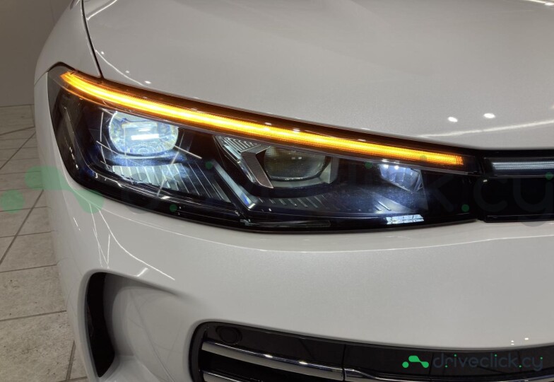 Volkswagen Passat White