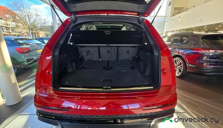 Audi SQ7 Red