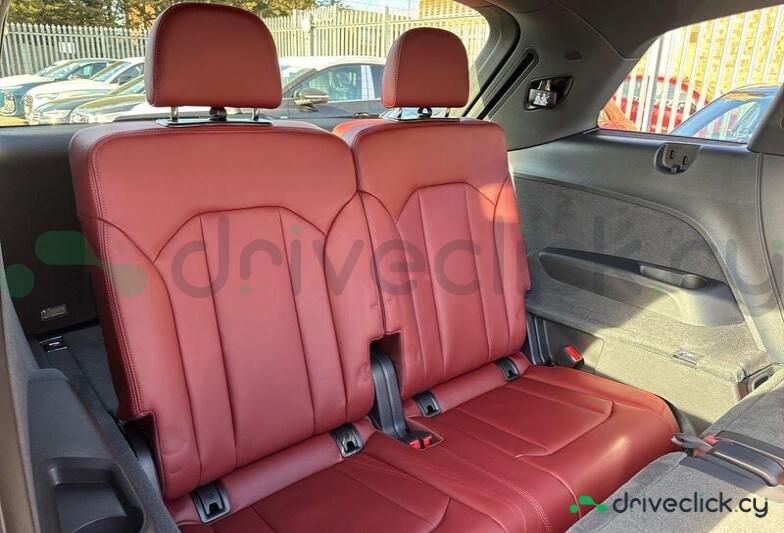 Audi SQ7 Серый