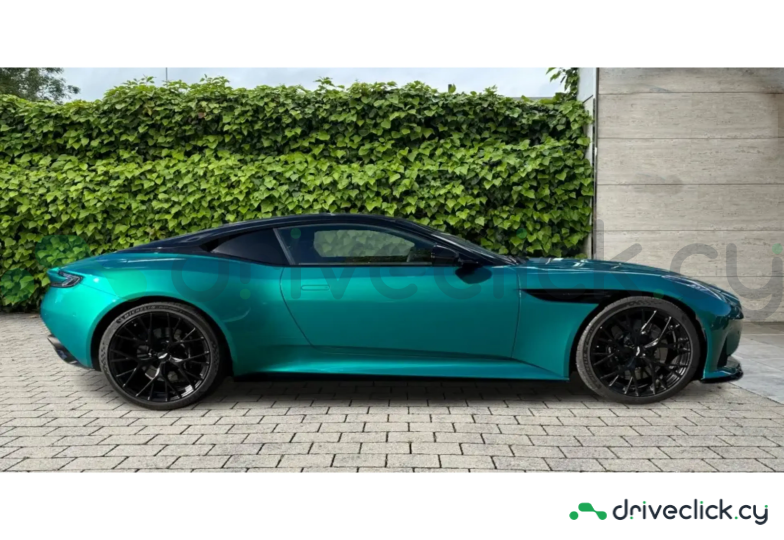 Aston Martin DB12 Зеленый