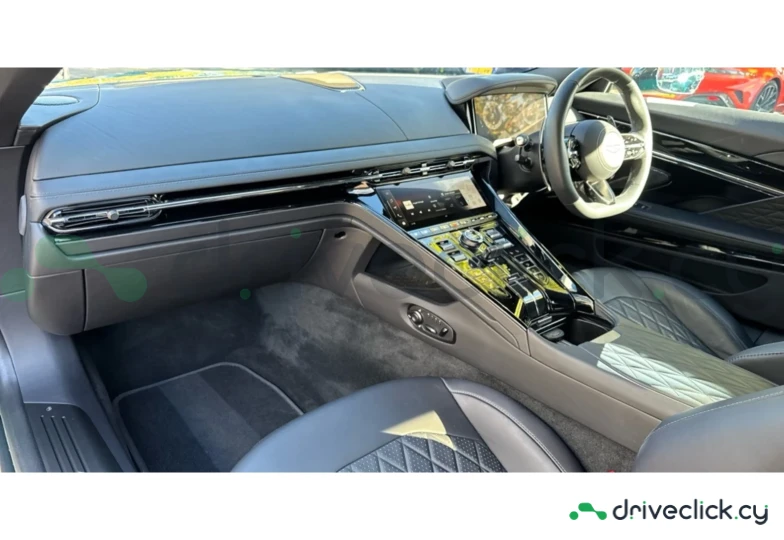 Aston Martin DB12 Зеленый