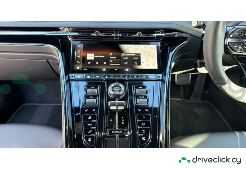 Aston Martin DB12 Зеленый