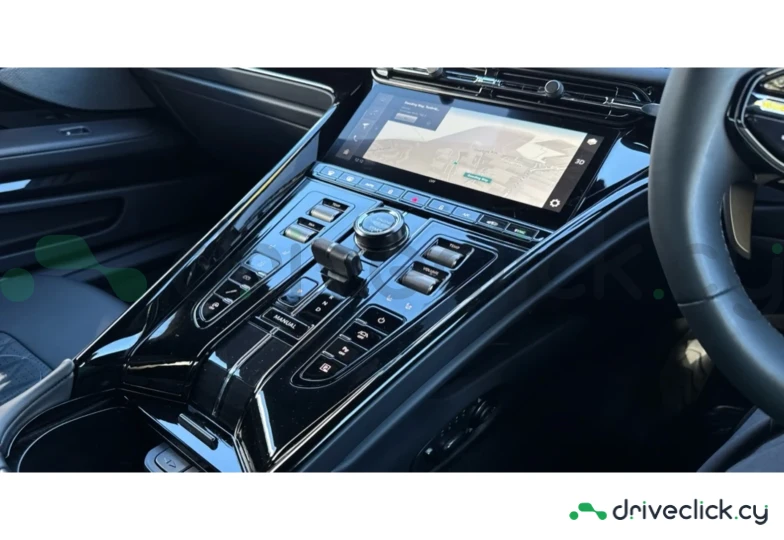 Aston Martin DB12 Зеленый