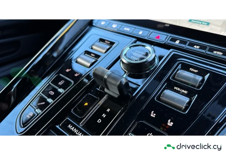 Aston Martin DB12 Зеленый