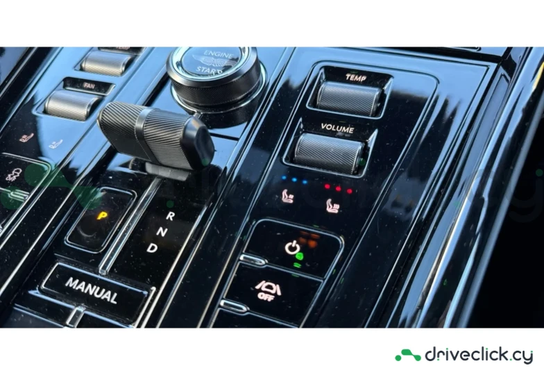 Aston Martin DB12 Зеленый