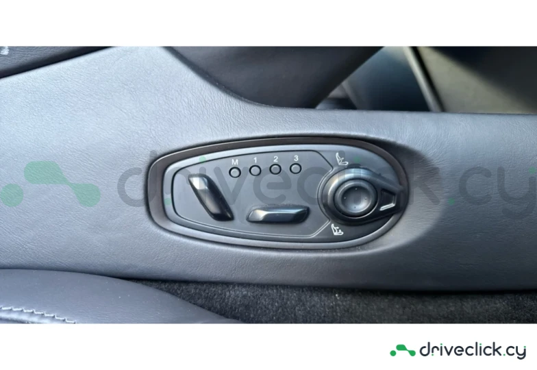 Aston Martin DB12 Зеленый