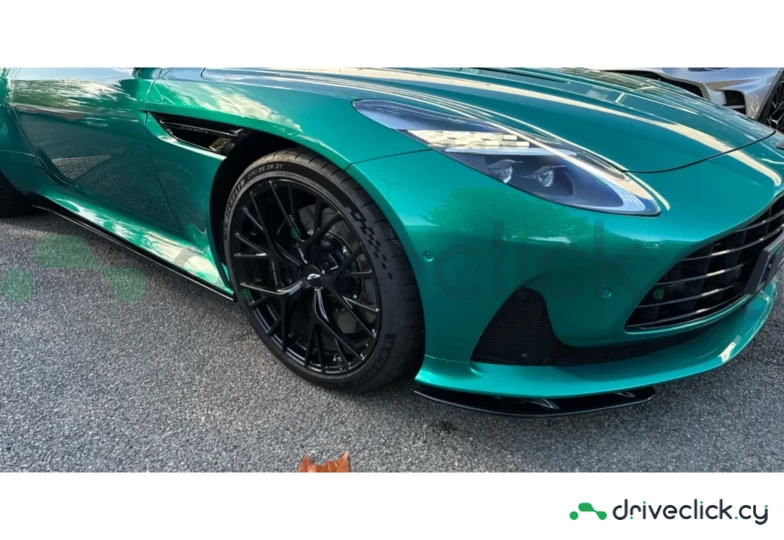 Aston Martin DB12 Зеленый