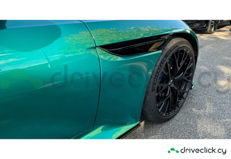 Aston Martin DB12 Зеленый