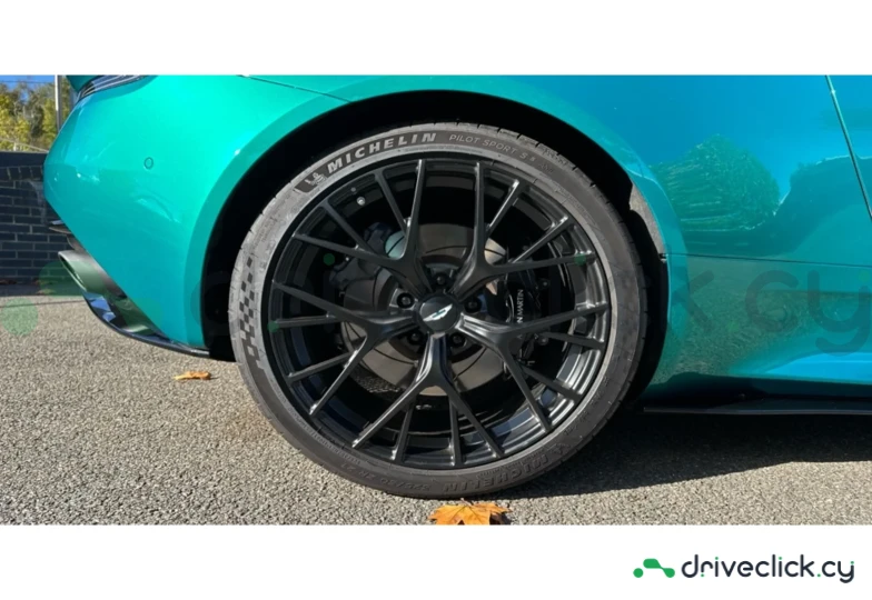 Aston Martin DB12 Зеленый