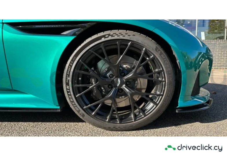 Aston Martin DB12 Зеленый