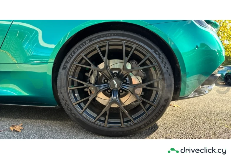 Aston Martin DB12 Зеленый