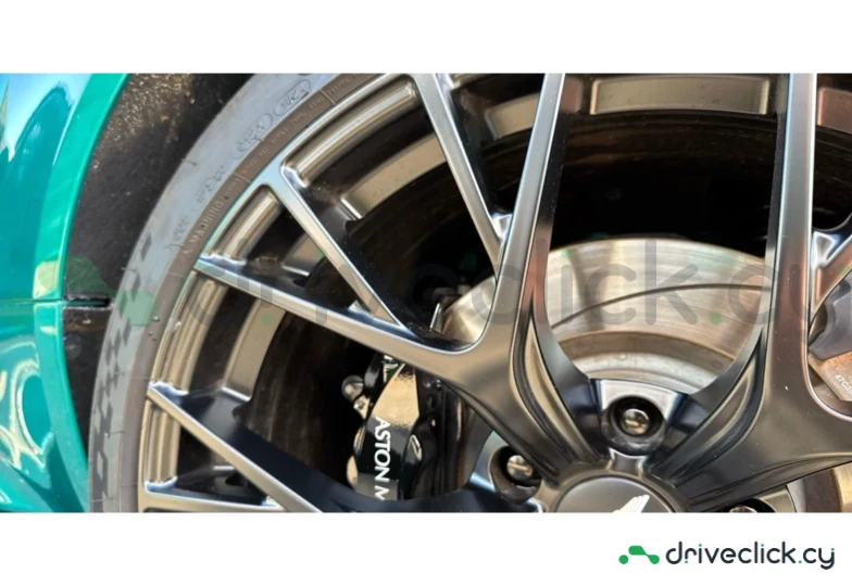Aston Martin DB12 Зеленый