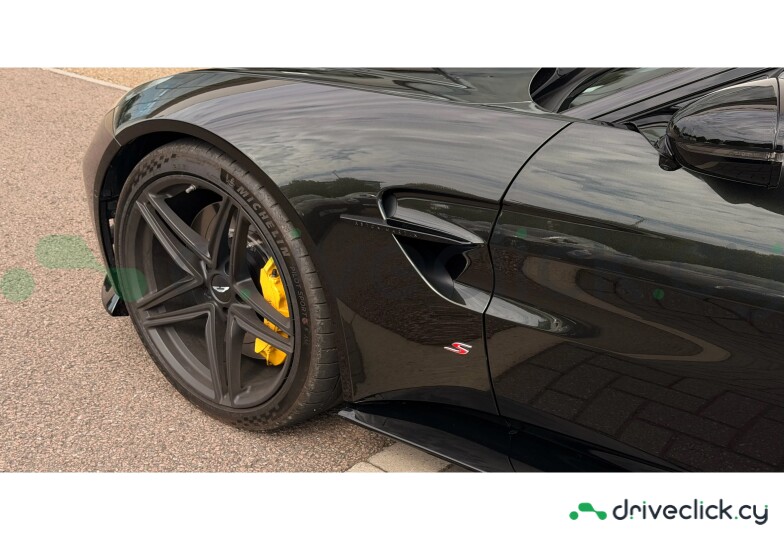Aston Martin Vantage Black
