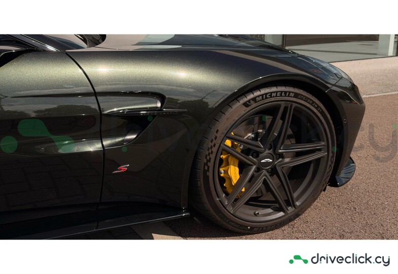 Aston Martin Vantage Black