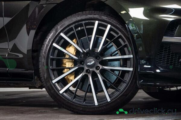 Aston Martin DBX Green