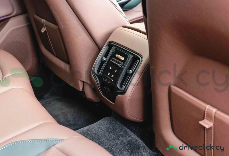 Aston Martin DBX Серый