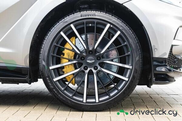 Aston Martin DBX Серый